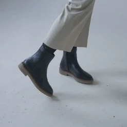 Balagan Botki|Naki Botki, Czarny